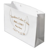 Seehaus wird gemietet. Datum Jahr benutzerdefinier Große Geschenktüte (Rückseite Schrägansicht)