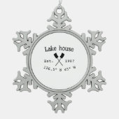 Seehaus wird gemietet. Datum Jahr benutzerdefinier Schneeflocken Zinn-Ornament (Vorderseite)