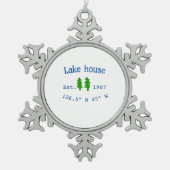Seehaus wird gemietet. Datum Jahr benutzerdefinier Schneeflocken Zinn-Ornament (Vorderseite)