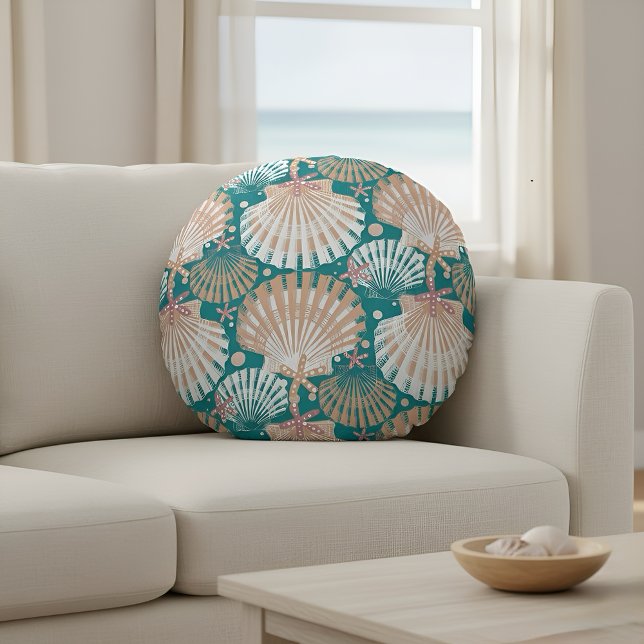 Seehecht und Seehecht Rundes Kissen (Coastal seashell round pillow with teal and sandy tones for beach house decor.)