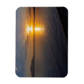 Seekapala & Berge am Horizont bei Sonnenuntergang Magnet (Vertikal)