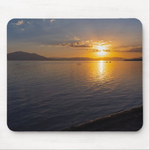 Seekapala & Berge am Horizont bei Sonnenuntergang Mousepad