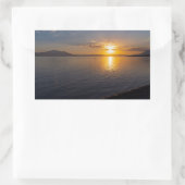 Seekapala & Berge am Horizont bei Sonnenuntergang Rechteckiger Aufkleber (Tasche)