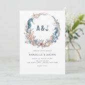 Seekranz | Rustic Beach Monogram Wedding Einladung (Stehend Vorderseite)