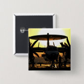 Seeleute arbeiten an einem E-2C Hawkeye-Flugzeug Button (Vorne & Hinten)