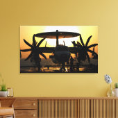 Seeleute arbeiten an einem E-2C Hawkeye-Flugzeug Leinwanddruck (Insitu (Wohnzimmer))