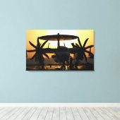 Seeleute arbeiten an einem E-2C Hawkeye-Flugzeug Leinwanddruck (Insitu (Holzboden))