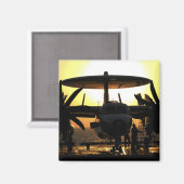 Seeleute arbeiten an einem E-2C Hawkeye-Flugzeug Magnet (Vorderseite/Rückseite)