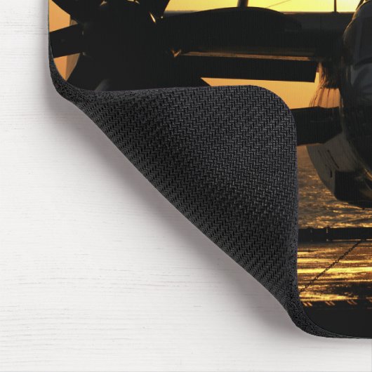 Seeleute arbeiten an einem E-2C Hawkeye-Flugzeug Mousepad (Ecke)