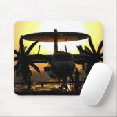 Seeleute arbeiten an einem E-2C Hawkeye-Flugzeug Mousepad (Mit Mouse)