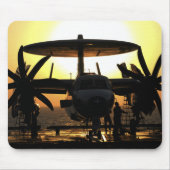 Seeleute arbeiten an einem E-2C Hawkeye-Flugzeug Mousepad (Vorne)