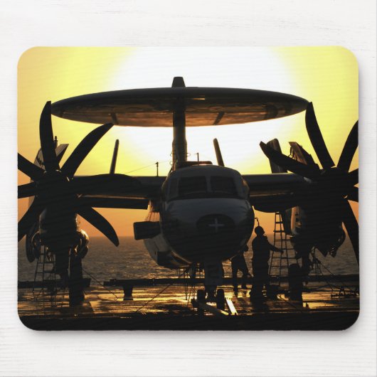 Seeleute arbeiten an einem E-2C Hawkeye-Flugzeug Mousepad (Vorne)
