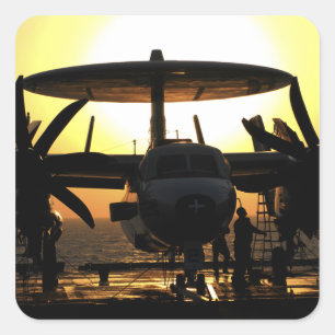 Seeleute arbeiten an einem E-2C Hawkeye-Flugzeug Quadratischer Aufkleber