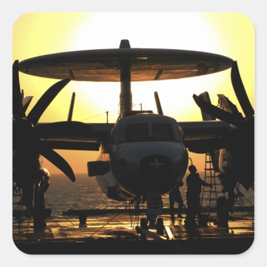 Seeleute arbeiten an einem E-2C Hawkeye-Flugzeug Quadratischer Aufkleber (Vorderseite)