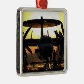 Seeleute arbeiten an einem E-2C Hawkeye-Flugzeug Silbernes Ornament (Rechts)