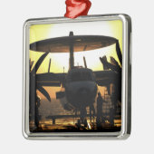 Seeleute arbeiten an einem E-2C Hawkeye-Flugzeug Silbernes Ornament (Links)