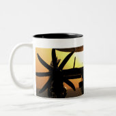 Seeleute arbeiten an einem E-2C Hawkeye-Flugzeug Zweifarbige Tasse (Links)