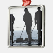 Seeleute fegen die Hangarbucht aus Silbernes Ornament (Links)