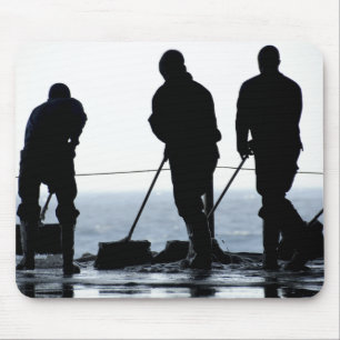 Seeleute fegen heraus die Hangarbucht Mousepad