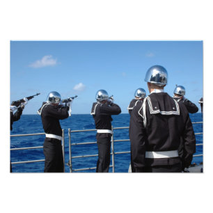 Seeleute feuern eine Salutsalve während eines Fotodruck