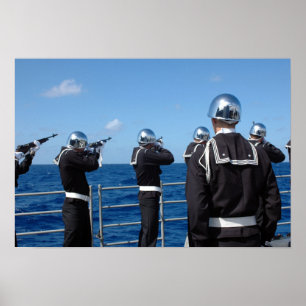 Seeleute feuern eine Salutsalve während eines Poster