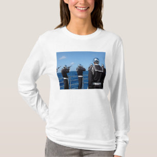 Seeleute feuern eine Salutsalve während eines T-Shirt