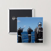 Seeleute feuern während einer Beerdigung an sich e Button (Vorne & Hinten)