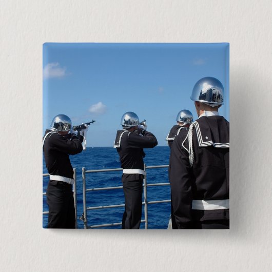 Seeleute feuern während einer Beerdigung an sich e Button (Vorderseite)