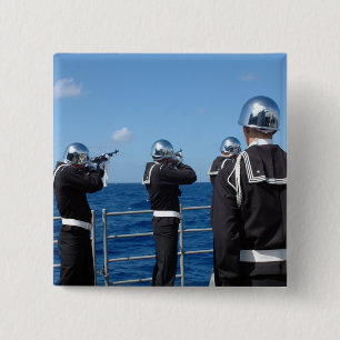 Seeleute feuern während einer Beerdigung an sich e Button