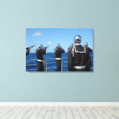 Seeleute feuern während einer Beerdigung an sich e Leinwanddruck (Insitu (Holzboden))