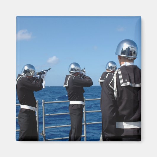 Seeleute feuern während einer Beerdigung an sich e Magnet (Vorne)