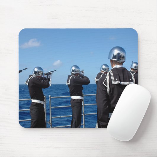 Seeleute feuern während einer Beerdigung an sich e Mousepad (Mit Mouse)