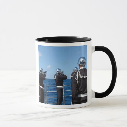 Seeleute feuern während einer Beerdigung an sich e Tasse (Rechts)