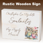 Seeleute glücklich verheiratete niedliche Eulen br Holzkisten Schild<br><div class="desc">Seelen Rustikale hölzerne bedrückte weiße Box Zeichen mit braunem Text. Sehr glücklich verheiratet Hochzeitstag Geschenk Idee für Ihren Mann. Mit niedlichen Eulen und Lieben.</div>