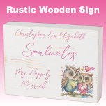 Seeleute glücklich verheiratete niedliche Eulen ro Holzkisten Schild<br><div class="desc">Seelen Rustikale hölzerne bedrückte weiße Box Zeichen mit rosa Text. Sehr glücklich verheiratete Hochzeitstag Geschenk Idee für Ihre Ehefrau. Mit niedlichen Eulen und Lieben.</div>