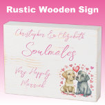 Seeleute glücklich verheiratete niedliche Hunde ro Holzkisten Schild<br><div class="desc">Seelen Rustikale hölzerne bedrückte weiße Box Zeichen mit rosa Text. Sehr glücklich verheiratete Hochzeitstag Geschenk Idee für Ihre Ehefrau. Mit niedlichen Hunden und Lieben.</div>