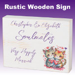 Seeleute glücklich verheiratete niedliche Katzen l Holzkisten Schild<br><div class="desc">Seelen Rustikale hölzerne bedrückte weiße Box Zeichen mit lila Text. Sehr glücklich verheiratete Hochzeitstag Geschenk Idee für Ihre Ehefrau. Mit niedlichen Katzen und Lieben Herz.</div>