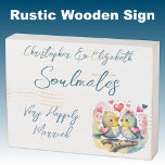 Seeleute glücklich verheiratete niedliche Vögel bl Holzkisten Schild<br><div class="desc">Seelen Rustikale hölzerne bedrückte weiße Box Zeichen mit blauem Text. Sehr glücklich verheiratet Hochzeitstag Geschenk Idee für Ihren Mann. Niedliche Vögel und Lieben.</div>