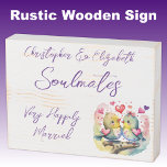 Seeleute glücklich verheiratete niedliche Vögel li Holzkisten Schild<br><div class="desc">Seelen Rustikale hölzerne bedrückte weiße Box Zeichen mit lila Text. Sehr glücklich verheiratete Hochzeitstag Geschenk Idee für Ihre Ehefrau. Niedliche Vögel und Lieben.</div>