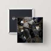 Seeleute lernen Verfahren für den Verband kennen Button (Vorne & Hinten)