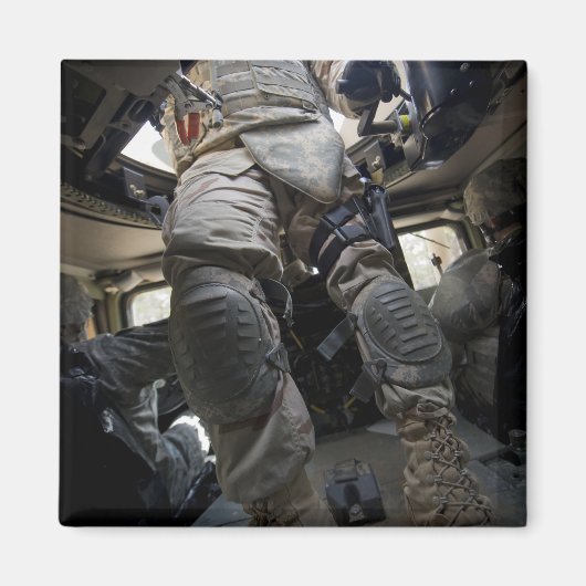 Seeleute lernen Verfahren für den Verband kennen Magnet (Vorne)