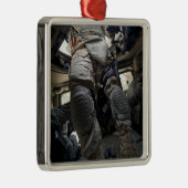 Seeleute lernen Verfahren für den Verband kennen Silbernes Ornament (Rechts)