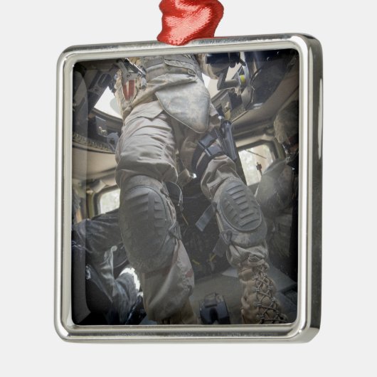 Seeleute lernen Verfahren für den Verband kennen Silbernes Ornament (Links)