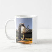 Seemann, der Krankenschwester in San Diego küsst Kaffeetasse (Links)