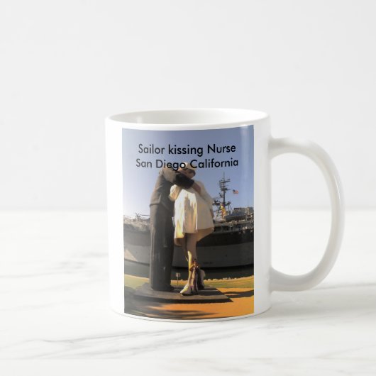 Seemann, der Krankenschwester in San Diego küsst Kaffeetasse (Rechts)