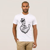 SEEMANN MIT ANKER-TÄTOWIERUNG T-Shirt (Vorne ganz)