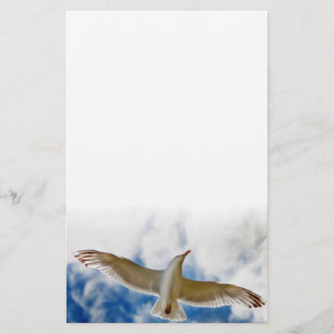 Seemöwe, die oben im Flug nah mit blauen Himmeln Briefpapier