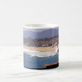 Seemöwe durch Santa Monica Strand Kaffeetasse (Mittel)