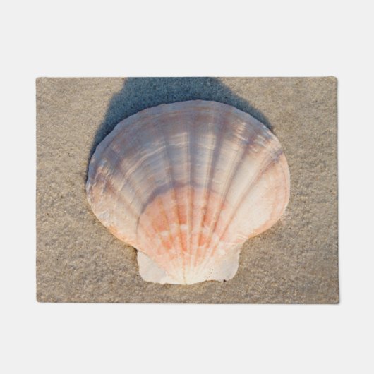 SeeMuschel, die auf Sandy-Strand legt Fußmatte (Vorderseite)