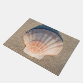 SeeMuschel, die auf Sandy-Strand legt Fußmatte (Schrägansicht)